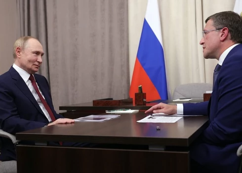 Ņižņijnovgorodas apgabala gubernators Gļebs Ņikitins atskaitās Krievijas diktatoram Vladimiram Putinam (ekrānuzņēmums no kremlin.ru)