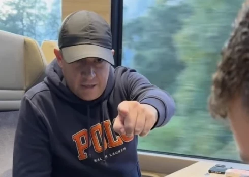 Šveicē dzīvojošais Latvijas pilsonis Aleksandrs Vabiks trako vilcienā, solot izrēķināties ar ukraiņu ģimeni (ekrānuzņēmums no video)