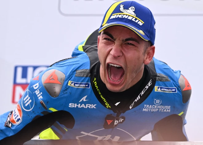 Rauls Fernandess pirmo reizi triumfē "MotoGP" posmā, kuru bija spiests izlaist traumētais pasaules čempions Marks Markess