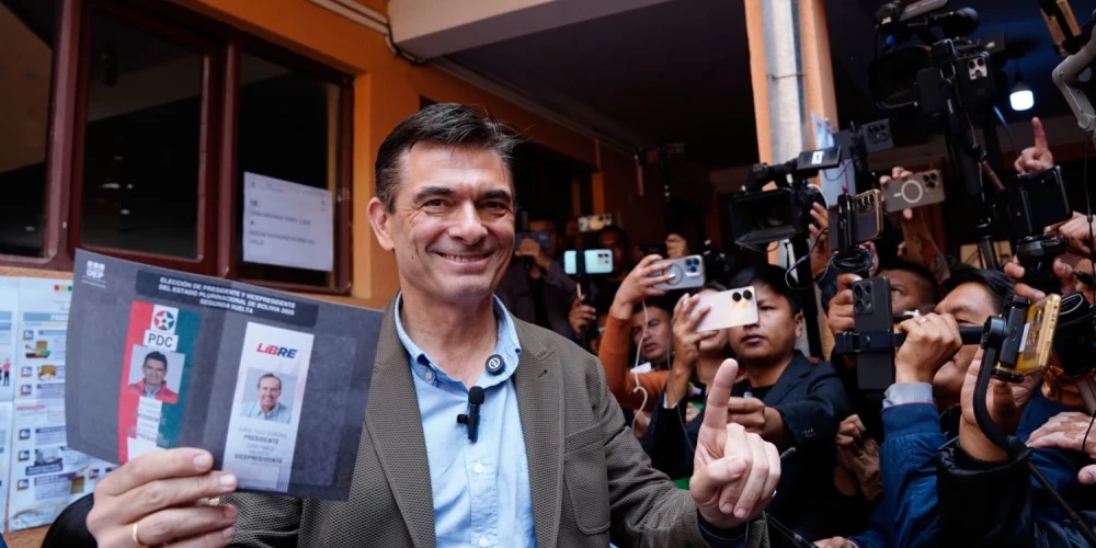 Prezidenta amata kandidāts centriski labējais senators Rodrigo Pass Pereira.