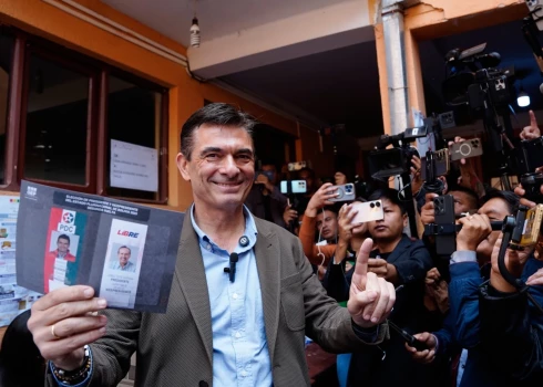 Prezidenta amata kandidāts centriski labējais senators Rodrigo Pass Pereira. 