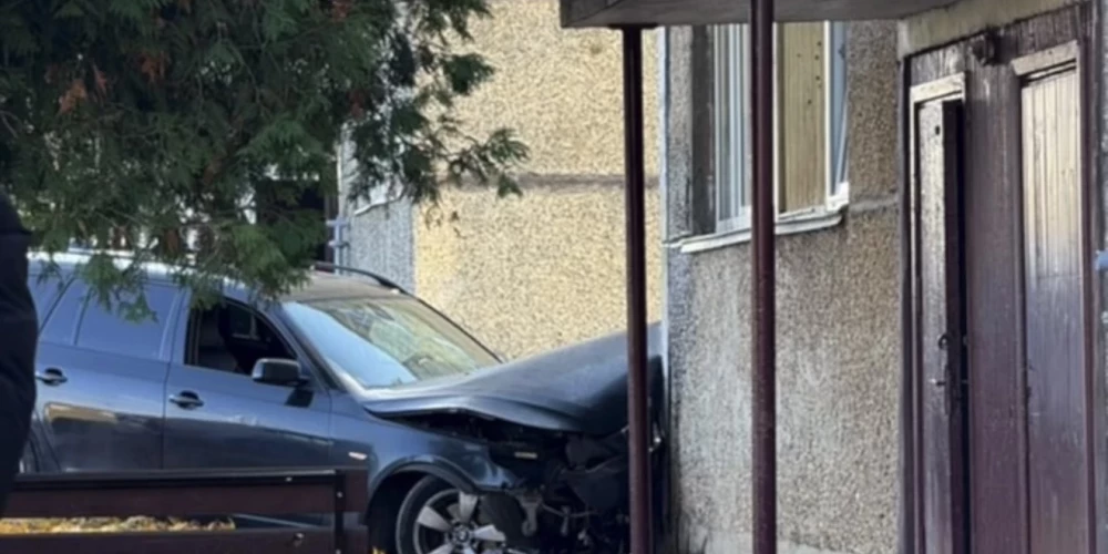 Viļānos auto ietriecas mājas sienā.