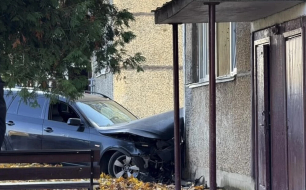 VIDEO: Viļānos auto ietriecas mājas sienā: jaunietis, iespējams, bijis reibumā