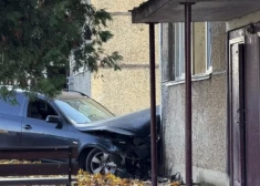 VIDEO: Viļānos auto ietriecas mājas sienā: jaunietis, iespējams, bijis reibumā