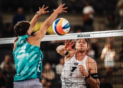 Latvijas duets Gustavs Auziņš/Kristiāns Fokerots svētdien Meksikā sasniedza pasaules U-21 čempionāta pludmales volejbolā finālu.