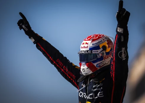 Četrkārtējais pasaules čempions Makss Verstapens nepadodas cīņā par titulu.