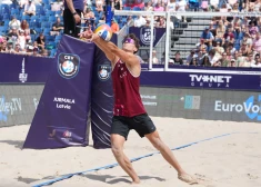Latvijas duets Auziņš/Fokerots triumfē pasaules U-21 čempionātā pludmales volejbolā