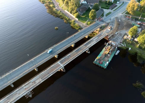 Pagaidu tilta pār Salacu būvniecības darbi Salacgrīvā.