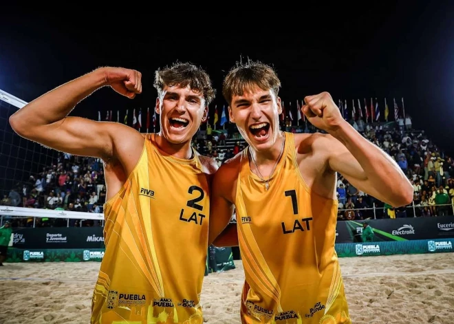 Latvijas duets Auziņš/Fokerots triumfē pasaules U-21 čempionātā pludmales volejbolā