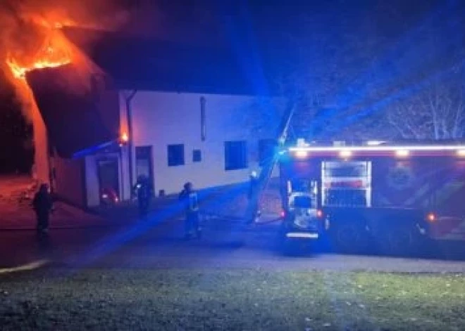 FOTO: Saulkrastu novadā svētdien degusi pirmsskolas izglītības iestāde "Bitīte"