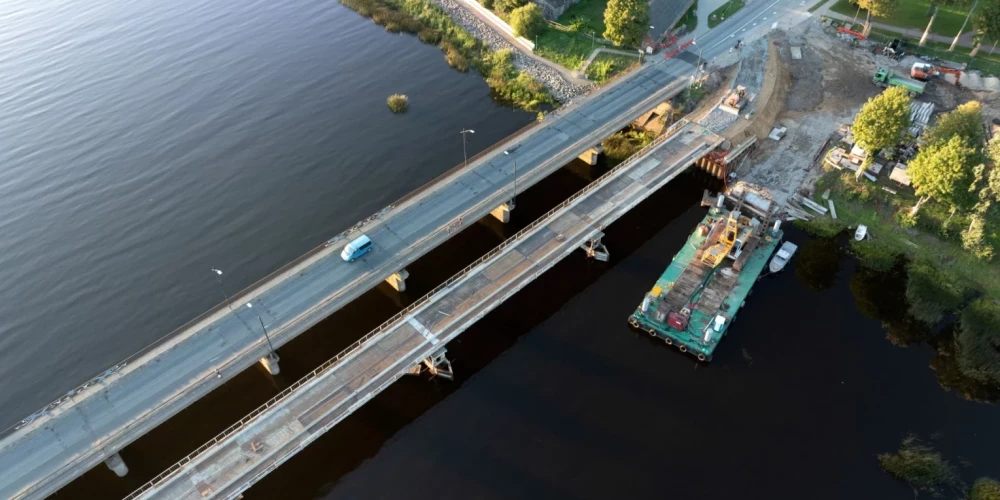 Строительные работы на временном мосту через реку в Салацгриве.