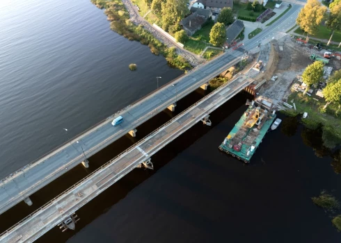 Строительные работы на временном мосту через реку в Салацгриве.