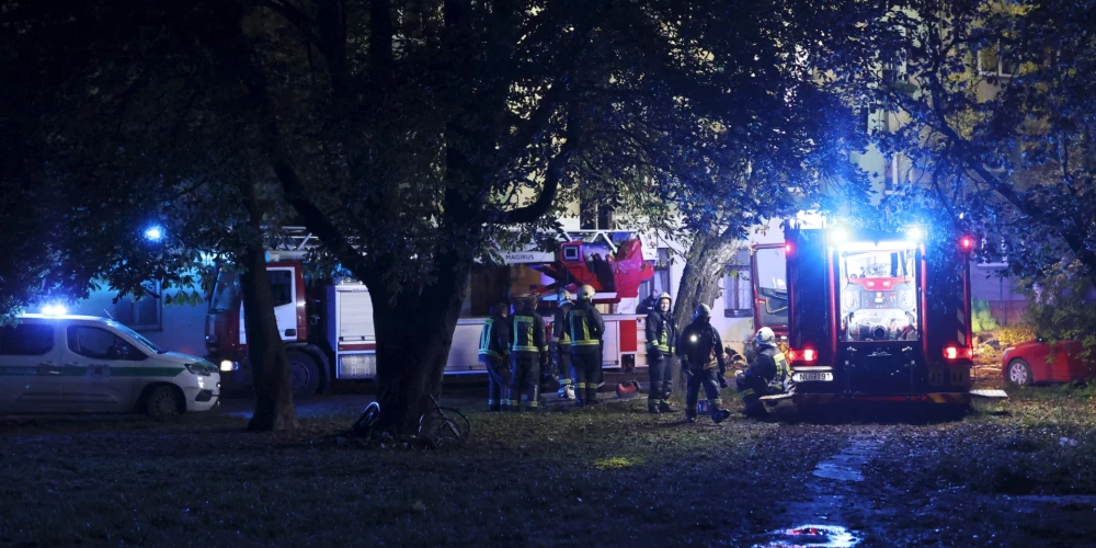 Ugunsgrēka likvidēšanas darbi dzīvojamā mājā Āgenskalnā, Mazā Nometņu ielā.