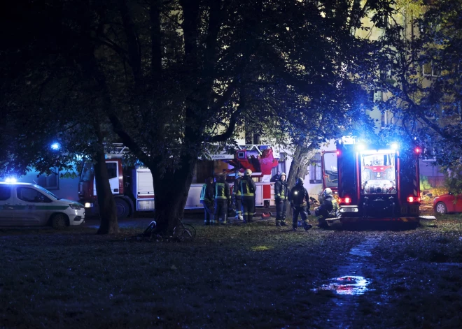 Ugunsgrēka likvidēšanas darbi dzīvojamā mājā Āgenskalnā, Mazā Nometņu ielā.