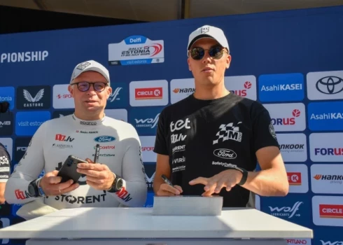 Renārs Francis un Mārtiņš Sesks gatavojas dalībai rallijā Tuvajos Austrumos.