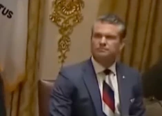 Vai tas bija slepens vēstījums? ASV aizsardzības ministrs Pīts Hegsets tikšanās laikā ar Zelenski valkā kaklasaiti Kievijas karoga krāsās