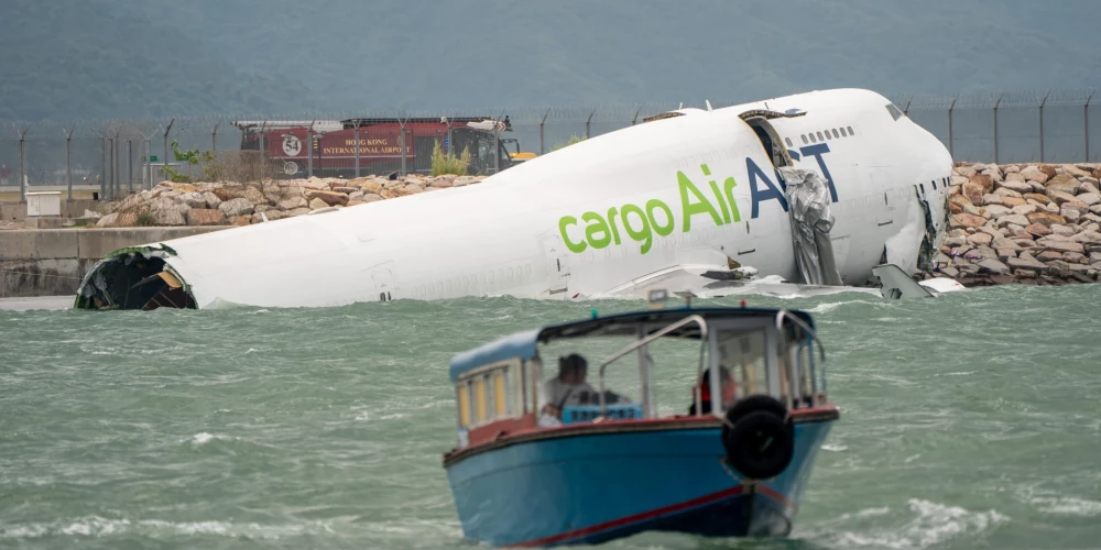 В Гонконге грузовой Boeing упал в море при посадке — погибли два человека.
