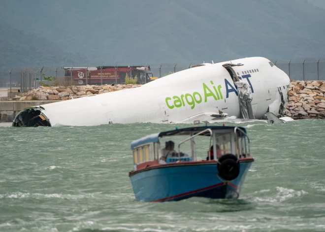 Грузовой лайнер частично ушел под воду: авиакатастрофа в Гонконге унесла две жизни