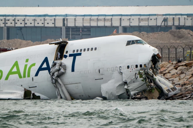 Грузовой самолёт частично погрузился в море после того, как выкатился за пределы взлётно-посадочной полосы при посадке в международном аэропорту Гонконга.