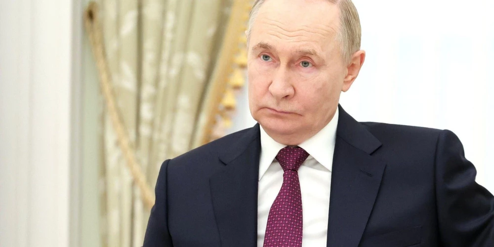 Владимир Путин разыскивается по ордеру Международного уголовного суда по подозрениям в военных преступлениях. 