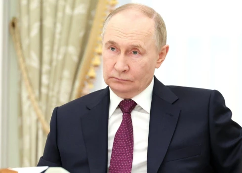 Владимир Путин разыскивается по ордеру Международного уголовного суда по подозрениям в военных преступлениях. 