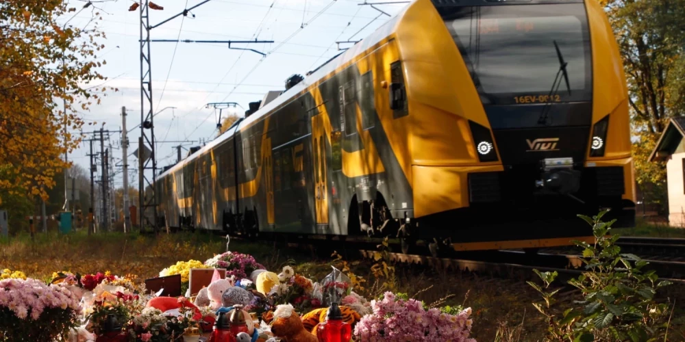  Мемориал в память о погибших в ДТП школьницах у станции "Иманта".