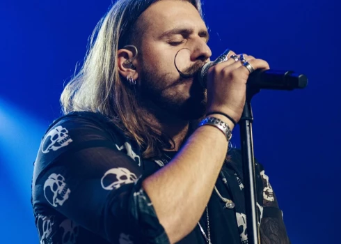 Miks Galvanovskis iedzīvina klasiku – jaunā versijā skan “Es aiziet nevaru”.