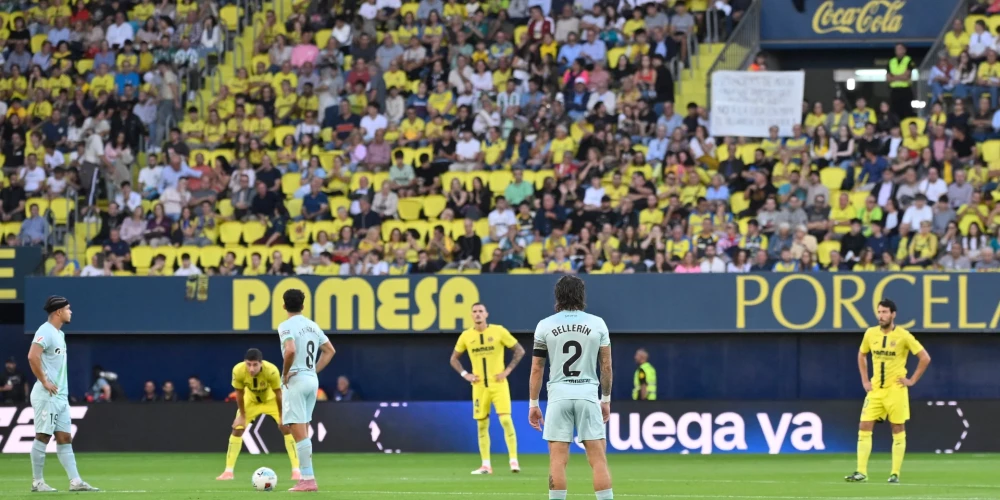 Katras spēles pirmo 15 sekunžu laikā komandu futbolisti palika stāvam uz vietas.