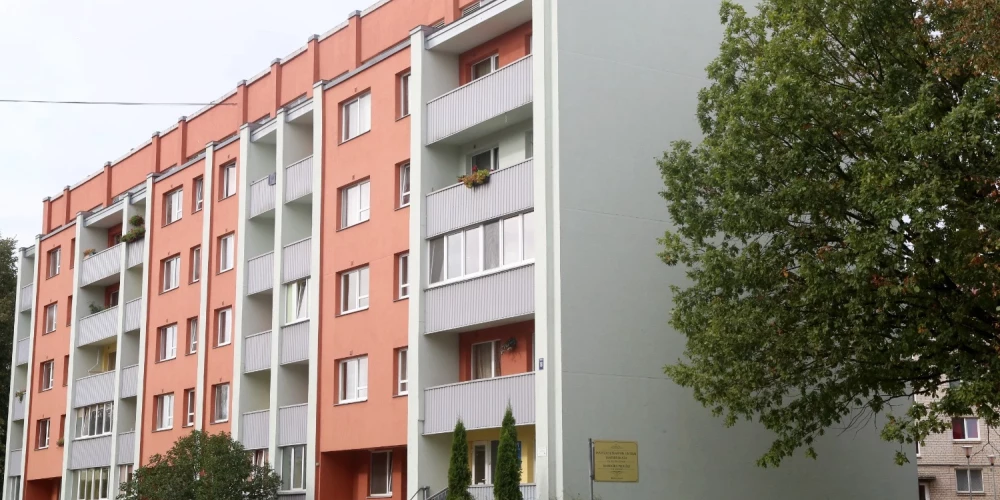Daudzdzīvokļu ēka Valkā.