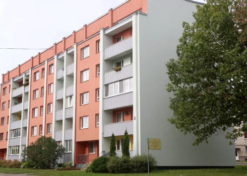 Daudzdzīvokļu ēka Valkā.