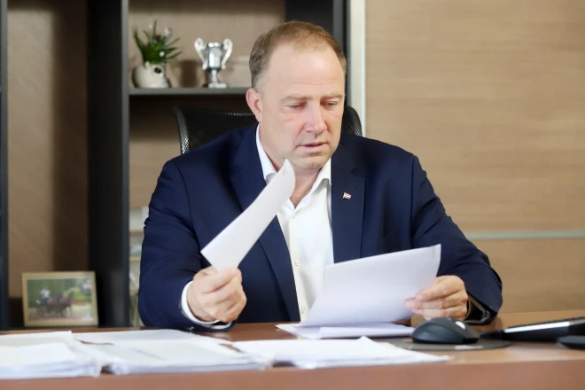 Zemkopības ministrijas valsts sekretārs Ģirts Krūmiņš: “Reaģējot uz sarežģītajiem laikapstākļiem un nepieciešamību uzlabot naudas plūsmu, tiešmaksājumi lauksaimniekiem tiks izmaksāti agrāk nekā iepriekšējos gados.”
