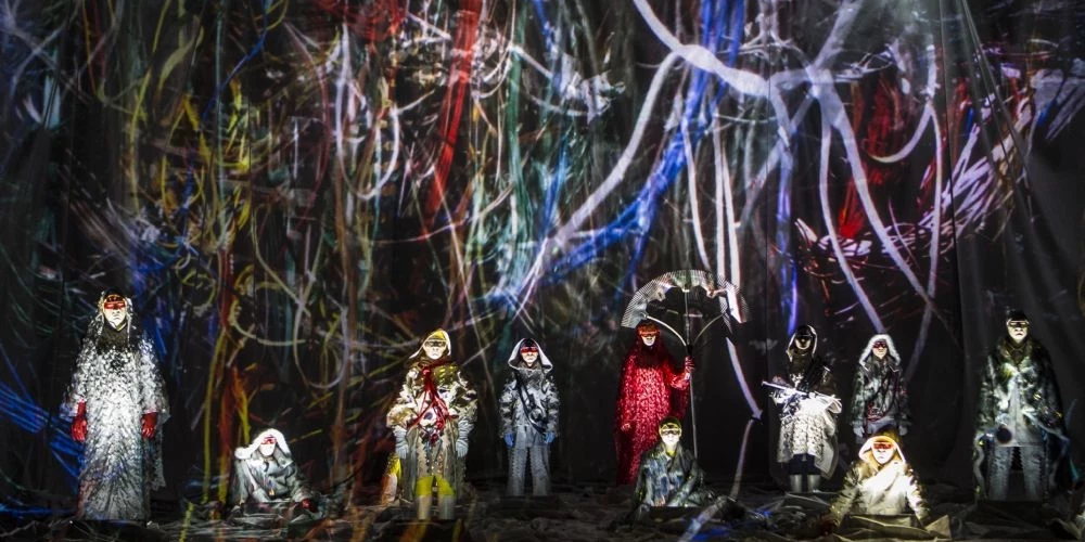 Объединив современную хоровую музыку, визуальное искусство, световое оформление и впечатляющую видеопартию, спектакль рассказывает о климатических изменениях, урбанизации, цифровизации, потере биологического разнообразия и появлении новых технологических «форм жизни».