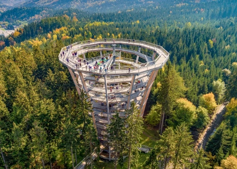 Это футуристическое сооружение в виде перевернутого колокольчика — пешеходная башня в местечке Янске Лазне (Jánské Lázně).