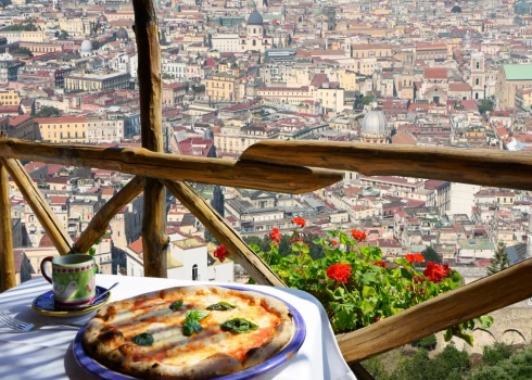 Пищу неаполитанских бедняков, пиццу, теперь едят и богатые.