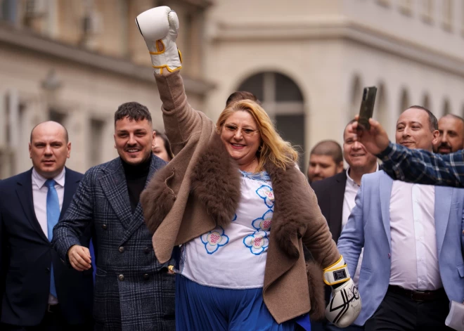 Skandalozā Rumānijas politiķe, Eiroparlamenta deputāte Šošoake sola "salauzt Zelenskim kājas". Kādēļ šī dāma tā trako?