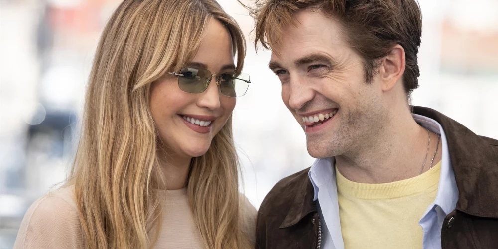 Dženifera Lorensa un Roberts Patinsons.