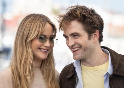 Dženifera Lorensa un Roberts Patinsons.