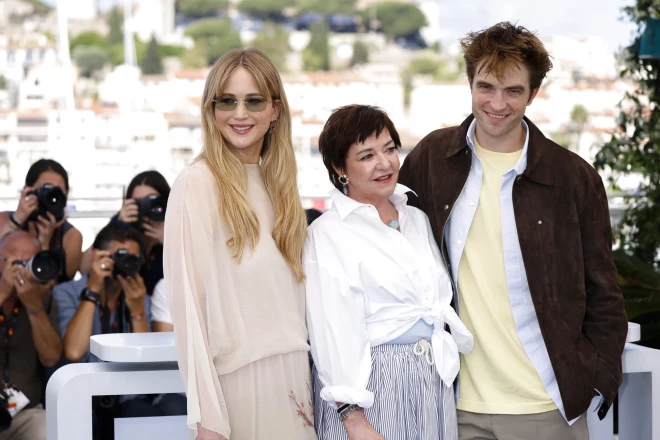 Dženifera Lorensa un Roberts Patinsons Kannu kinofestivālā šā gada maijā kopā ar filmas “Die, My Love” režisori Linnu Remziju.