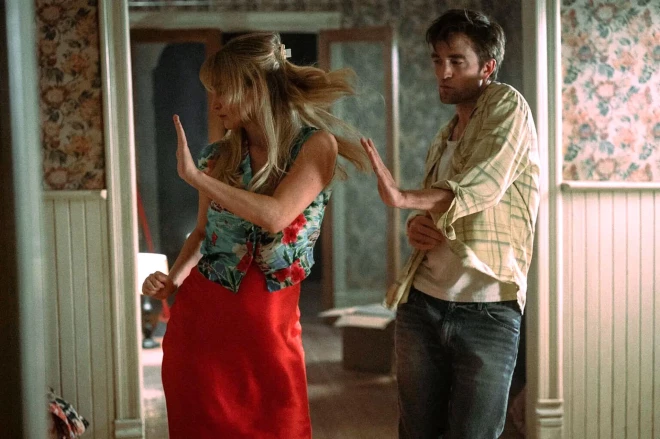 Dženifera Lorensa un Roberts Patinsons filmā “Die, My Love”.