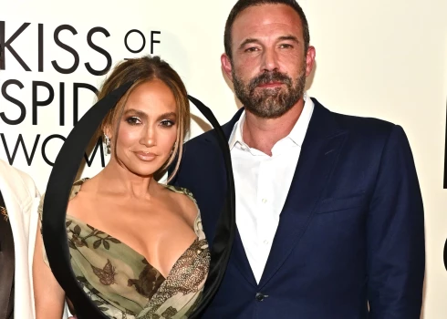 Dženifera Lopesa un Bens Afleks filmas "Zirnekļsievietes skūpsts" pirmizādes vakarā Ņujorkā šā gada oktobrī.