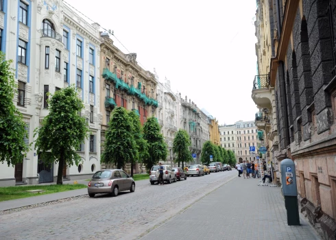 Несколько зданий на улице Алберта принадлежат Российской Федерации.