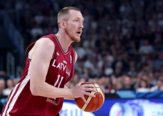 Rolands Šmits ar 13 punktiem palīdz "Anadolu Efes" uzvarēt Turcijas čempionāta spēlē