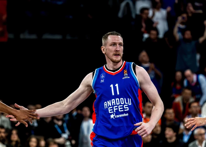 Rolands Šmits ar 13 punktiem palīdz "Anadolu Efes" uzvarēt Turcijas čempionāta spēlē