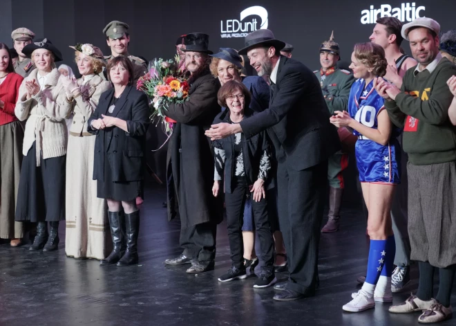 Sandras Silas latviešu izcilo kinofilmu tērpu modes skate, atklājot "Riga Fashion Week" (foto: Mārtiņš Ziders)