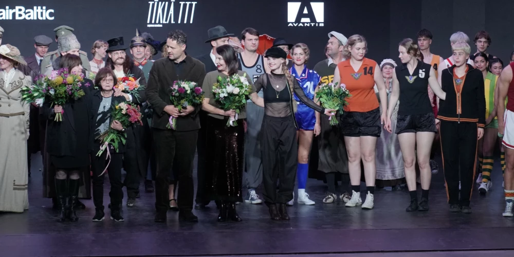 Sandras Silas latviešu izcilo kinofilmu tērpu modes skate, atklājot "Riga Fashion Week" (foto: Mārtiņš Ziders)