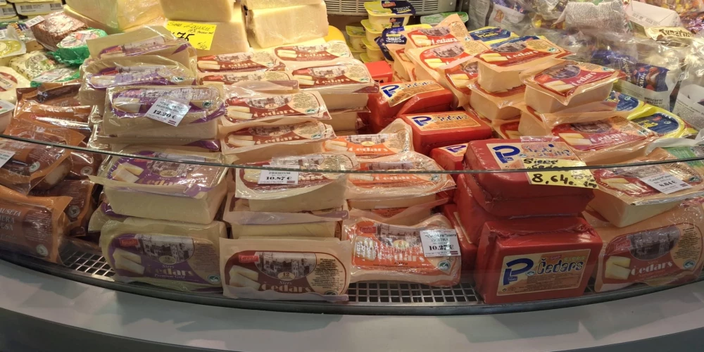 Rīgas Centrāltirgus Piena paviljonā joprojām valda plašs klāsts gan vietējo, gan importēto piena produktu – no klasiskajiem sieriem līdz mājas sviestam un biezpienam.