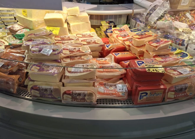 Rīgas Centrāltirgus Piena paviljonā joprojām valda plašs klāsts gan vietējo, gan importēto piena produktu – no klasiskajiem sieriem līdz mājas sviestam un biezpienam.