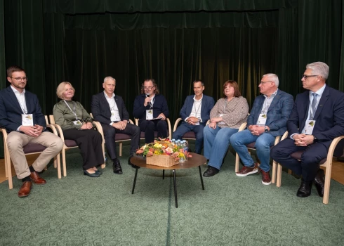 Noslēguma diskusijā izkristalizējās vairāki konkrēti virzieni. Ekonomikas ministrijas valsts sekretāra vietnieks Raivis Bremšmits pauda ideju par atbalsta sistēmas maiņu – pāriet no projektu vērtēšanas “pēc papīriem” uz finansēšanu “pēc darbiem”, tādējādi atbalstot tos uzņēmumus, kas jau pierādījuši savu sniegumu caur nomaksātajiem nodokļiem un investīcijām.