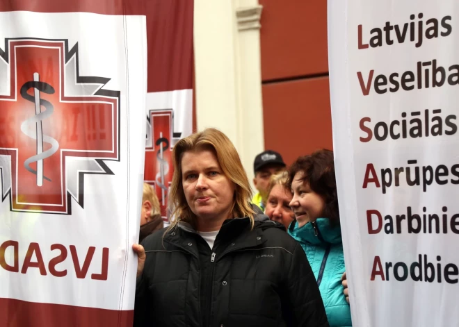 "Tas ir tikai pirmais solis" — mediķu arodbiedrība izsaka neuzticību veselības ministram