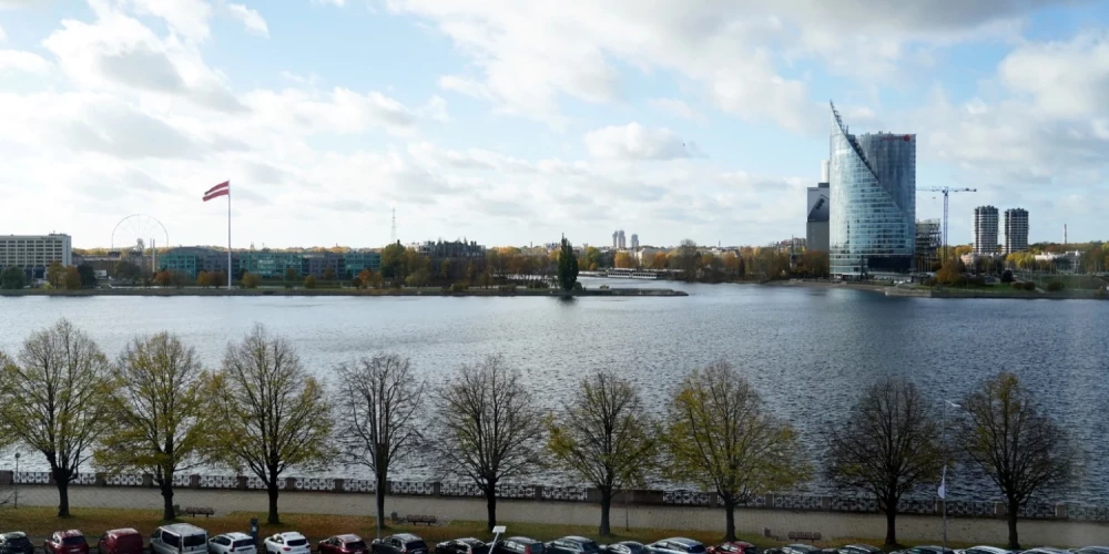 Latvijas Lauku tūrisma asociācijas “Lauku ceļotājs” vadītāja Asnāte Ziemele kritizējusi Rīgas krastmalas bezdzīvīgumu, nosaucot to par neizmantotu iespēju pilsētai.